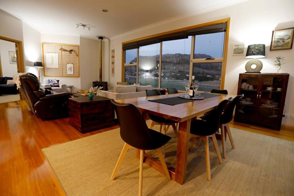 House With Stunning Nut Views!